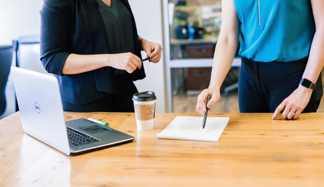 Realização de cliente oculto | Foto por Amy Hirschi (Unsplash)