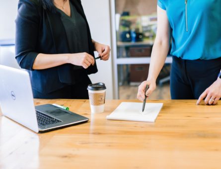 Realização de cliente oculto | Foto por Amy Hirschi (Unsplash)