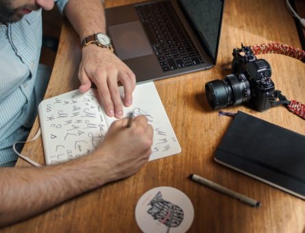 Etapa de criação do logotipo | Foto por Brad Neathery (Unsplash)