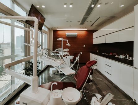 Decoração interior do consultório odontológico com cadeira moderna e equipamentos odontológicos especiais