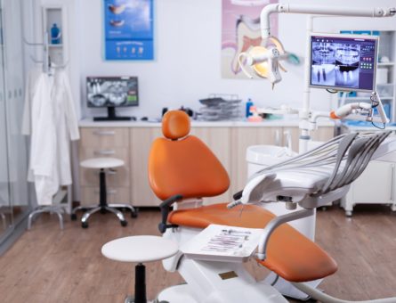 Decoração interior do consultório odontológico com cadeira moderna e equipamentos odontológicos especiais